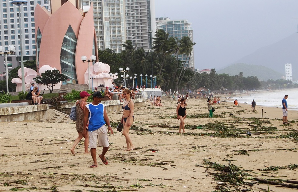 Nha Trang: Du khách nước ngoài “đổ xô” ngắm sóng mùa biển động - 6