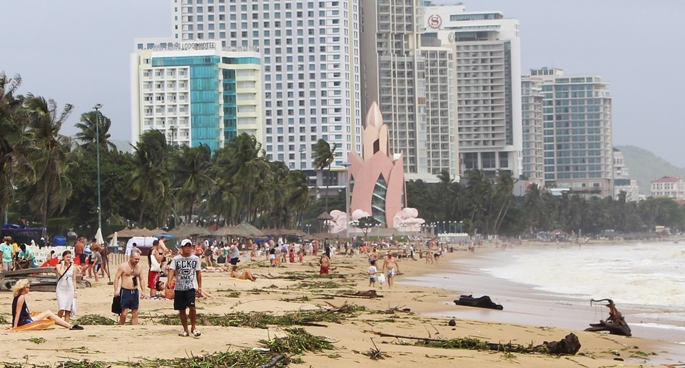 Hàng trăm du khách khám phá sự lạ mắt trên bãi biển Nha Trang mùa lũ