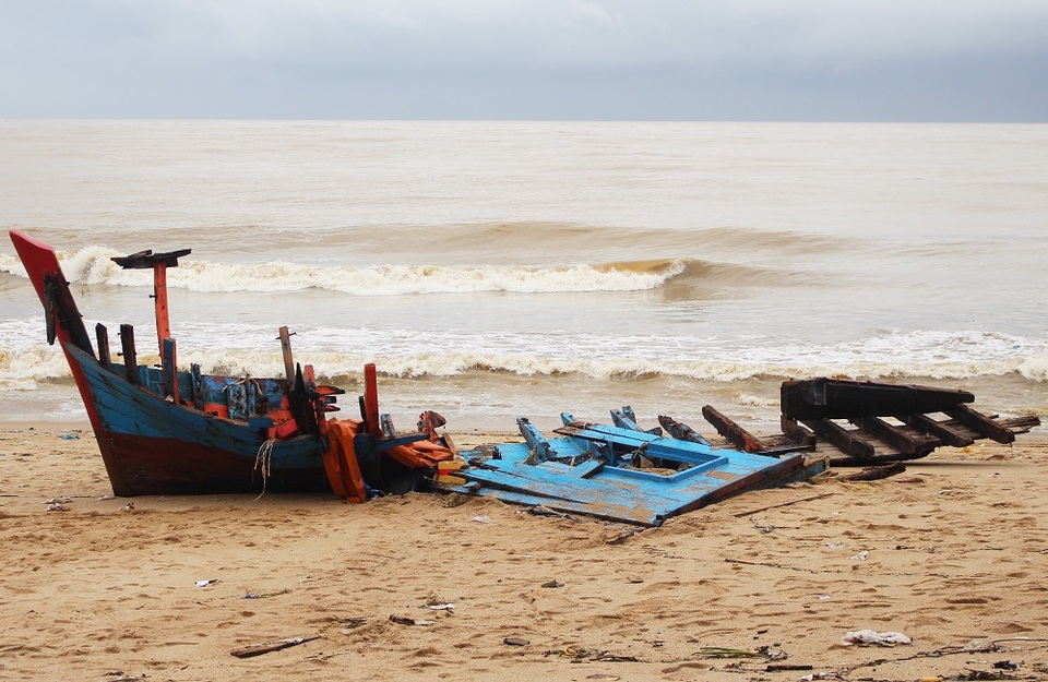 Theo ngành chức năng phòng chống bão lụt tỉnh Khánh Hòa, hiện nay tỉnh này đã có 5 tàu cá bị sóng đánh chìm hoặc mắc cạn trên bãi biển. Sáng 5/11, một tàu cá công suất nhỏ bị sóng đánh nát bươm, mất số hiệu... đã được ngư dân kéo lên trên bãi biển phía Đông đường Trần Phú, TP Nha Trang (đoạn trước Bảo tàng tỉnh Khánh Hòa)