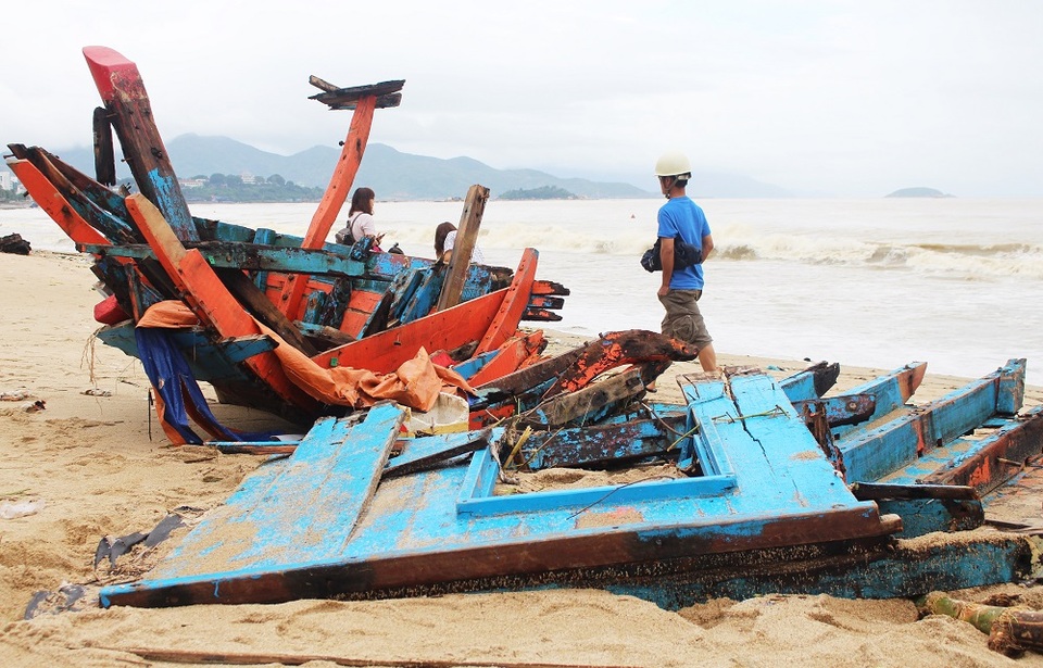 
Con tàu bị sóng đánh vỡ tan.
