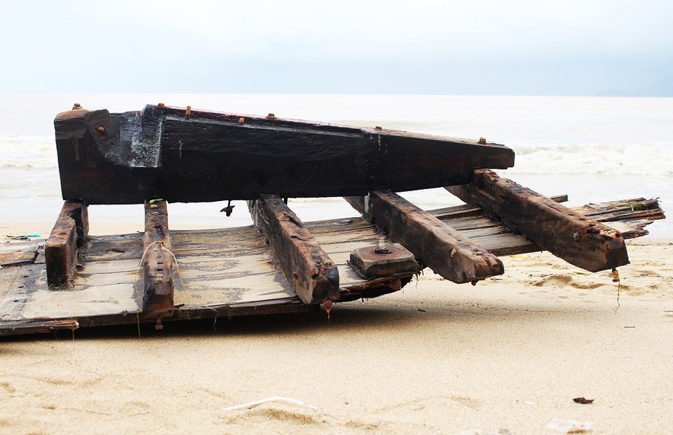 Nhiều tàu cá tiền tỷ bị sóng đánh tan tành trên bãi biển Nha Trang - 3