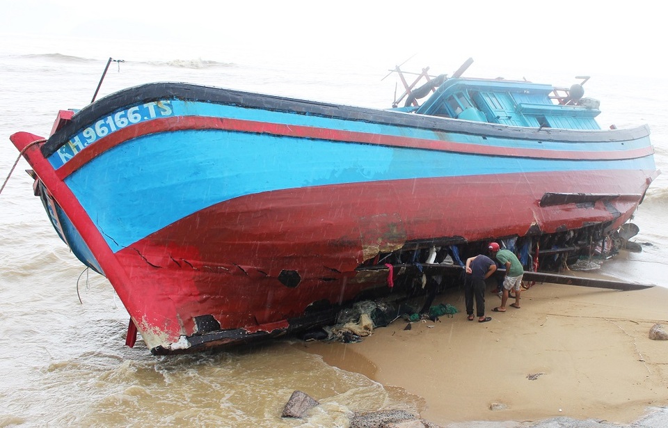 
Tàu cá KH 96166-TS của ông Đặng Anh Kiệt (SN 1969, phường Vĩnh Phước, TP Nha Trang) đang neo đậu ở cửa sông Cái thì bất ngờ bị dòng nước cuốn và mắc cạn trên bãi biển Nha Trang, đoạn phía Nam cầu Trần Phú. Đến sáng 5/11, con tàu này bị sóng đánh thủng đáy, rã ván, hư hỏng trầm trọng
