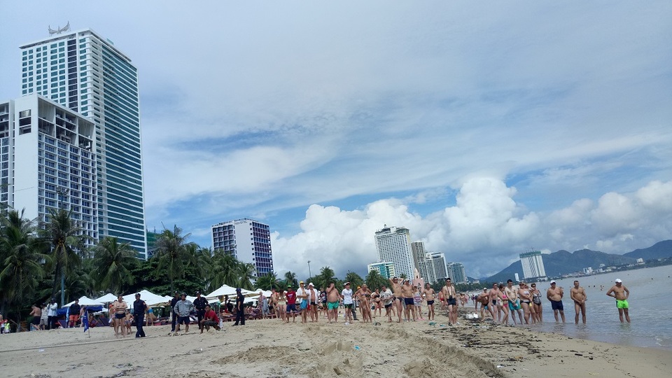 Du khách vây hiện trường cuộc giải cứu tàu cá ở Nha Trang, trưa 6/11