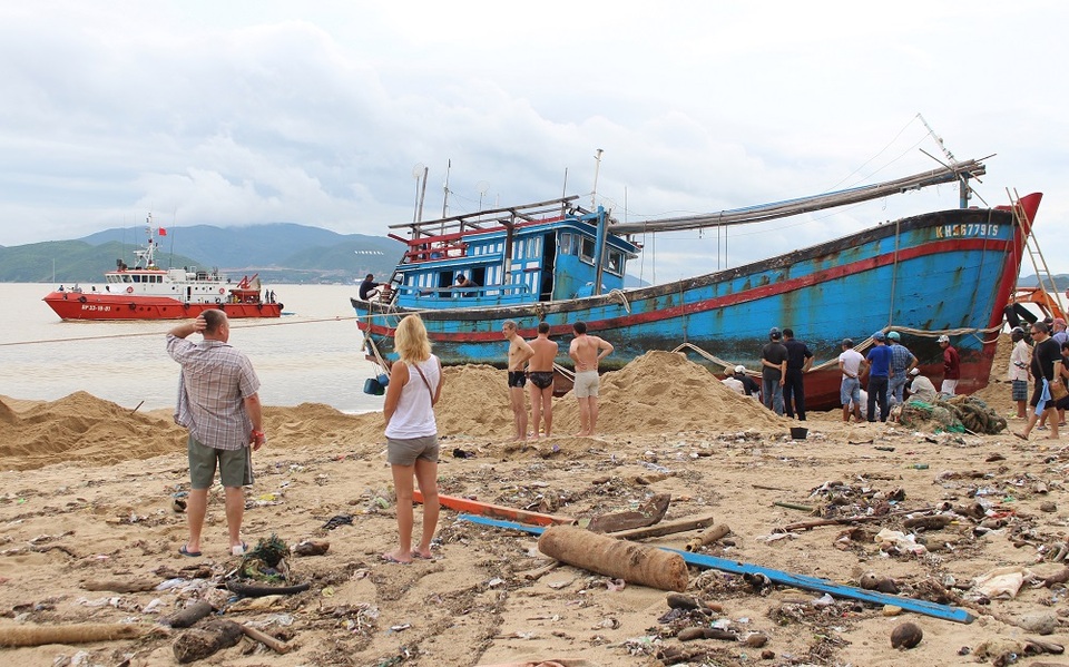 Hiện trường giải cứu tàu cá bị mắc cạn trên bãi biển Nha Trang