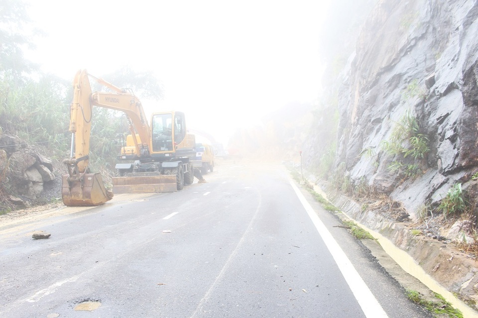 
Đến trưa 7/11, đường Nha Trang - Đà Lạt bước sang ngày thứ 4 bị chia cắt khiến hoạt động giao thương, du lịch lữ hành... bị ngưng trệ, tê liệt. Hiện trên đèo Khánh Lê đang có sương mù dày đặc khiến tầm nhìn xa hạn chế
