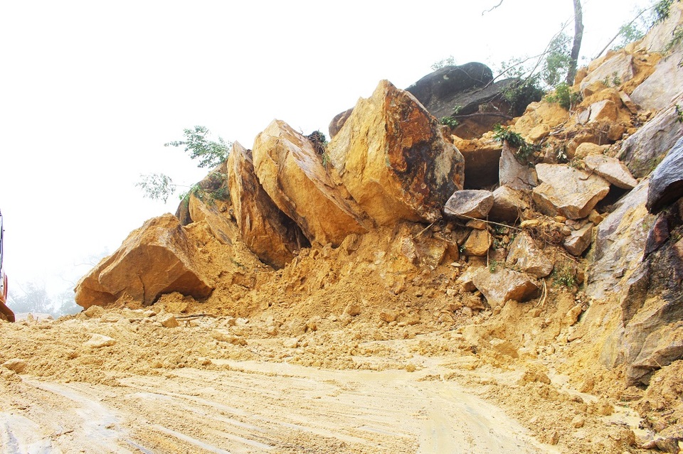 Đất đá sạt lở chắn ngang tuyến đường tại Km56+190 trên đèo Khánh Lê (đoạn qua xã Sơn Thái, huyện Khánh Vĩnh, Khánh Hòa), trưa 7/11. Đây là điểm sạt lở lớn nhất hiện nay khiến đường Nha Trang - Đà Lạt tê liệt