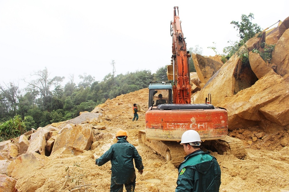 Lực lượng chức năng huy động nhiều máy múc để thi công, di chuyển những tảng đá khủng xuống vực thẳm. Công tác khắc phục sạt lở tại Km 56+190 đang triển khai hết sức khẩn trương
