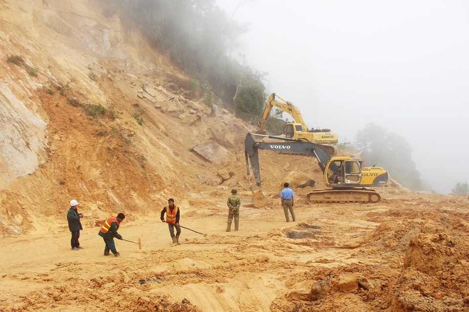 Công nhân làm việc mệt nhoài vì khối lượng đất đá sạt lở lớn. Đây là điểm sạt lở mà cơ quan chức năng đang tính đến phương án nổ mìn phá đá vì việc khoan phá thông thường gặp nhiều trở ngại