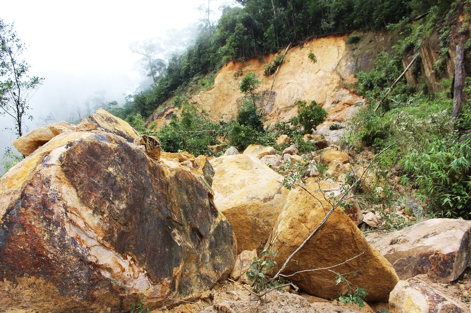 
“Có những vị trí đã bị sạt lở đến 3 lần nên rất nguy hiểm. Khi nào có quyết định thì chúng tôi mới cho thông đường được, múc xong không có nghĩa là thông đường. Nếu để cho xe đi mà đá rơi xuống thì xảy ra tai nạn thảm khốc”, một lãnh đạo đơn vị khắc phục đèo Khánh Lê, cho biết.
