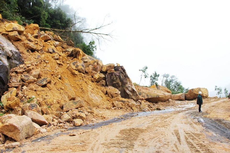 
Tại điểm sạt lở Km58+800 trên Quốc lộ 27C đã thông phần ven đường sau nhiều nỗ lực của lực lượng chức năng
