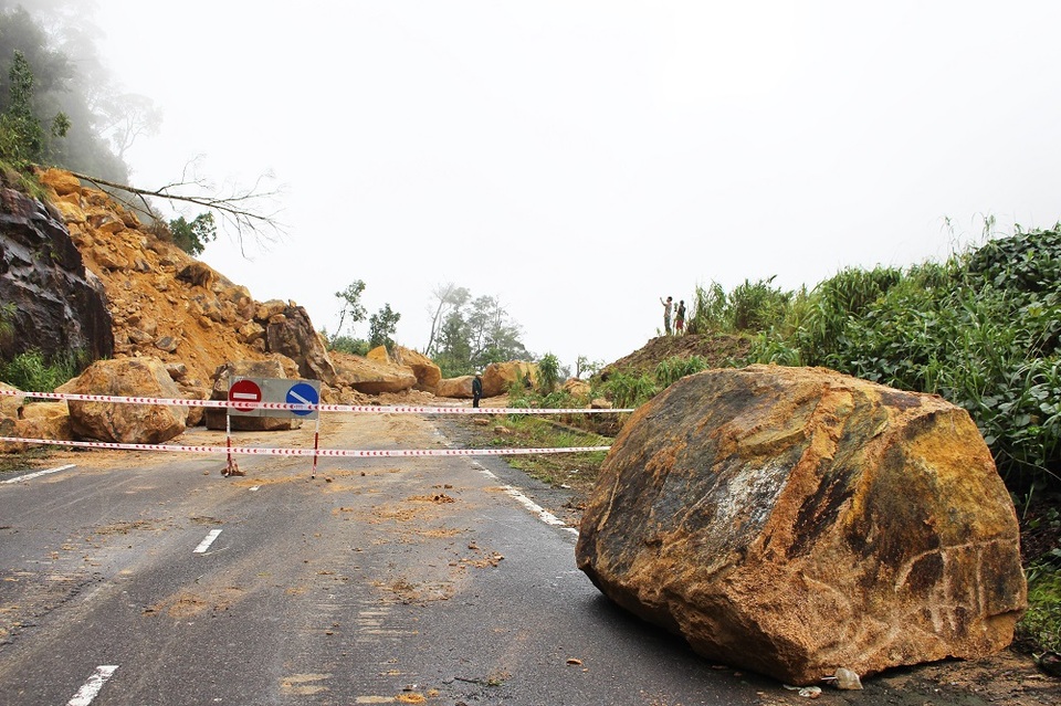 Tại các điểm sạt lở, cơ quan chức năng giăng dây an toàn, nghiêm cấm các phương tiện lưu thông, trong khi đá khủng vẫn lăn lóc tại các điểm sạt lở