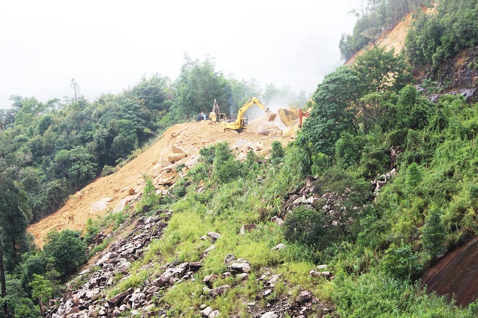 Được biết, Quốc lộ 27C dài hơn 120 km, nối TP Nha Trang (tỉnh Khánh Hòa) với TP Đà Lạt (tỉnh Lâm Đồng). Đoạn qua đèo Khánh Lê cao 1700m, dài 33 km, được cho là đèo dài nhất Việt Nam. Tuyến đèo uốn lượn qua nhiều vách núi, khúc cua gấp, vách đá cao và vực sâu đến 300m.