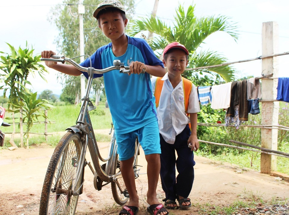 
Hai anh em Bảo và Phong phát huy tài năng chơi nhạc trong hoàn cảnh khốn khó.
