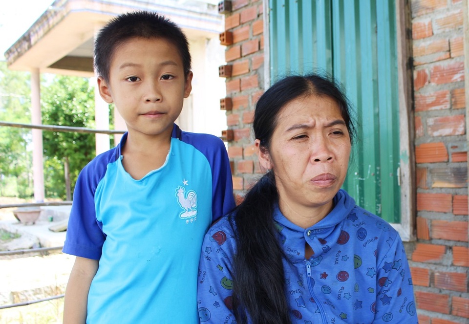 
Chị Phan Thị Ngọc Châu, mẹ của 2 cậu bé chơi nhạc cực đỉnh ở Khánh Hòa, buồn vì gia cảnh khó khăn, các con không có điều kiện phát huy tài năng.
