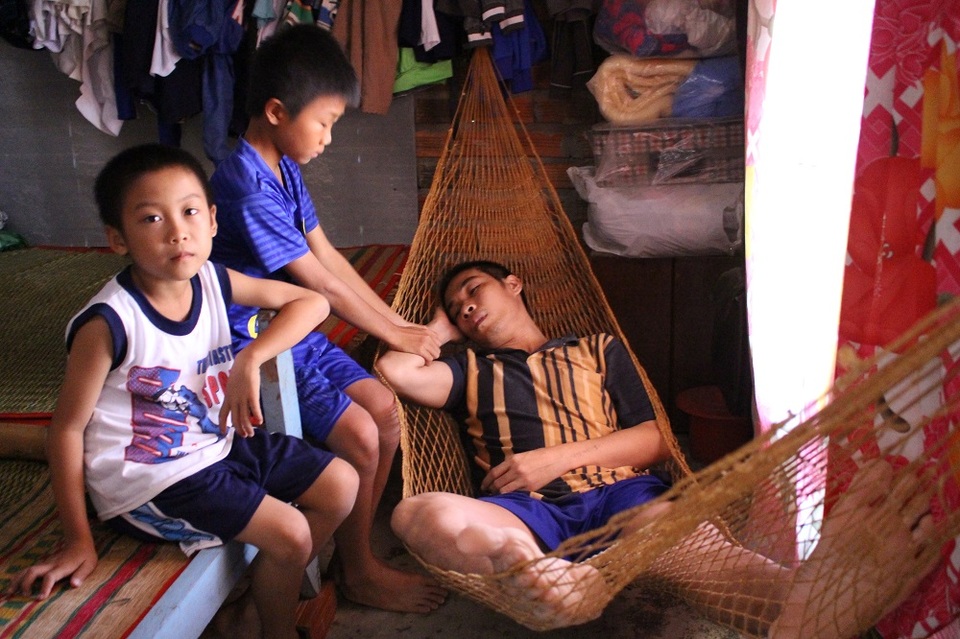 Bố cháu bé là anh Huỳnh Văn Vũ (SN 1981) mất khả năng lao động, sống thực vật 3 năm nay do bị hành hung