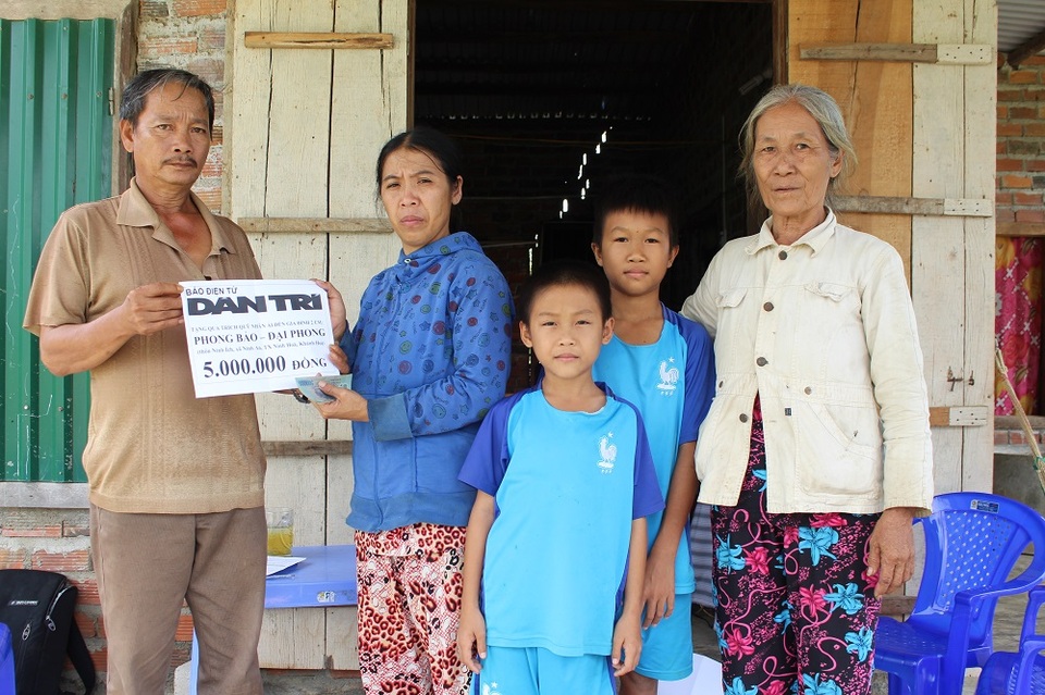 
Đại diện chính quyền địa phương cùng PV Dân trí trao đến gia đình 2 cháu bé số tiền 5 triệu đồng do Quỹ Nhân ái - Báo Dân trí hỗ trợ
