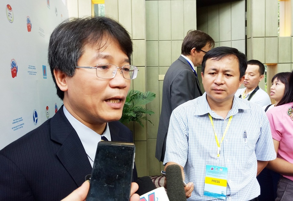 PGS.TS Nguyễn Vũ Tùng, Giám đốc Học viện Ngoại giao, trao đổi với báo chí bên lề hội thảo, ngày 14/11