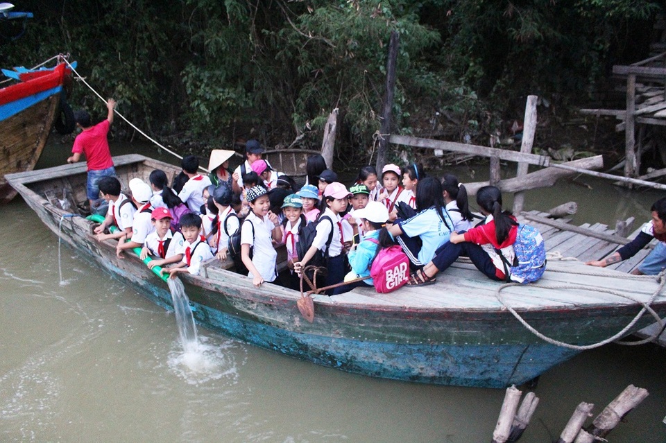 Hàng chục học sinh trường THCS Cao Thắng (xã Vĩnh Ngọc, TP Nha Trang, Khánh Hòa) hiện đang đi học bằng thuyền sau khi cầu gỗ Phú Kiểng bị nước lũ trên sông Cái cuốn trôi hơn 10 ngày nay