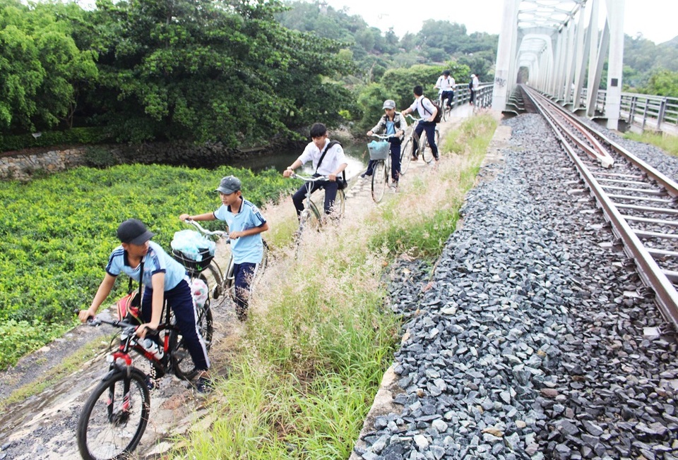 
Do nhận thấy sự nguy hiểm khi học sinh chui hầm tàu hỏa nên UBND xã Vĩnh Ngọc (TP Nha Trang), cùng Trường THCS Cao Thắng đã kiến nghị một doanh nghiệp du lịch ở dưới cầu sắt mở lối đi tắt cho học sinh, để khỏi phải chui hầm tàu hỏa đến trường. Hiện mỗi ngày khu du lịch này đã mở 4 đợt cho giáo viên và học sinh qua lại
