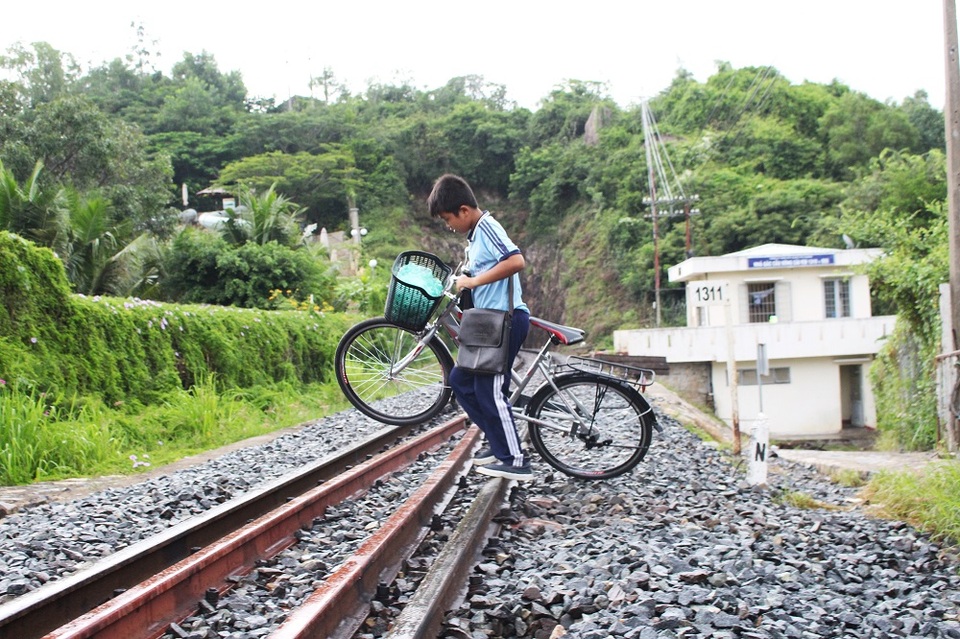 Tuy nhiên, dù đã được đi tắt, không chui qua hầm tàu hỏa nhưng học sinh vẫn băng qua đường sắt hàng ngày, tiềm ẩn nguy hiểm