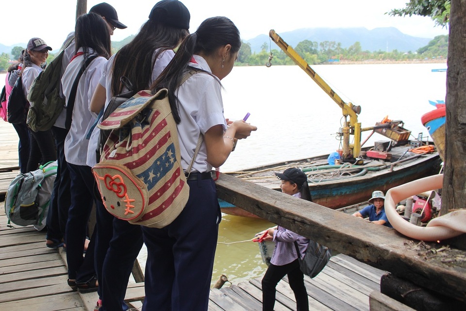 Trưa 17/11, nhiều học sinh trường THCS Cao Thắng vẫn đang đợi thuyền từ người thân ở phía bắc sông Cái qua đón sau buổi học. Đây là những học sinh ở 3 thôn: Xuân Ngọc, Hòn Nghê 1, Hòn Nghê 2 (xã Vĩnh Ngọc, TP Nha Trang), sinh sống ở phía bắc sông Cái - Nha Trang