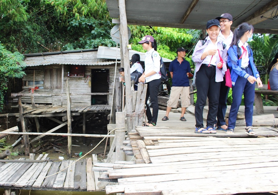 Theo các em học sinh, từ ngày cầu bị cuốn trôi, việc đi học bị ảnh hưởng nhiều, lịch sinh hoạt bị đảo lộn vì phải đi sớm hơn 15 đến 30 phút vì cách sông trở đò