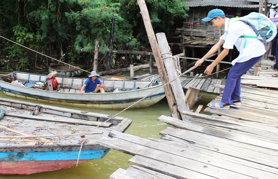 Dù sống ở thành phố nhưng nhiều em học sinh ở Nha Trang vẫn đi học bằng thuyền. Câu chuyện khó tin này đang diễn ra hàng ngày ở thành phố du lịch nổi tiếng
