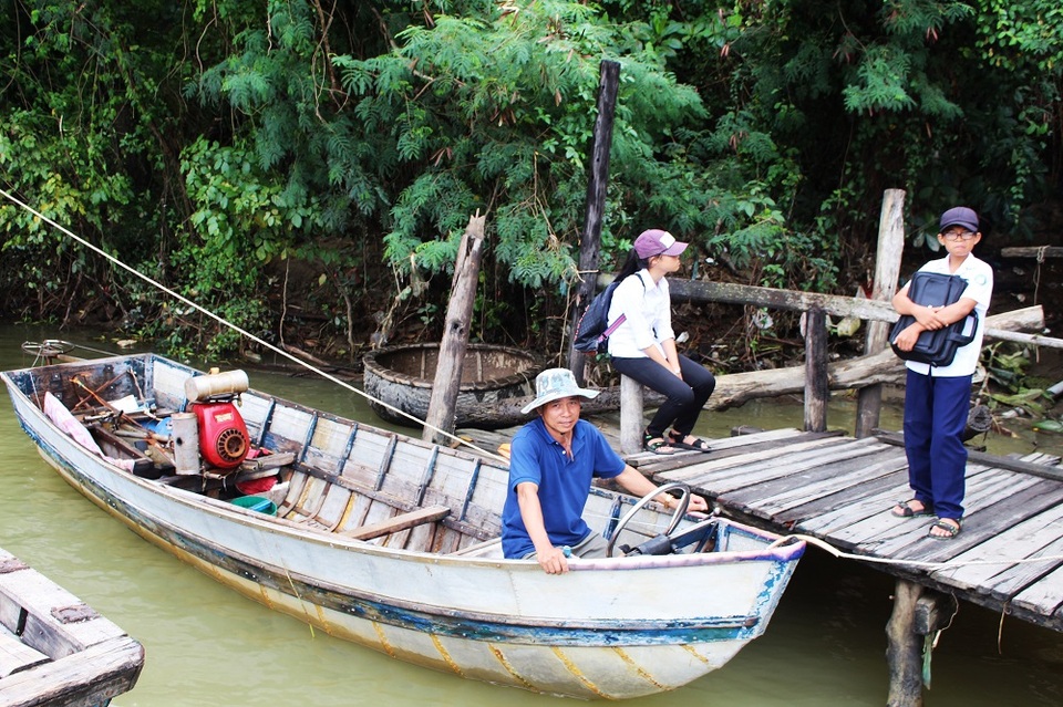 Ông Nguyễn Tuấn Khanh (46 tuổi, thôn Xuân Ngọc, xã Vĩnh Ngọc, TP Nha Trang), một phụ huynh cho biết, từ ngày cầu gỗ bị cuốn trôi, ông tạm gác công việc để đưa 2 đứa con và 3 đứa cháu đi học bằng thuyền của gia đình. Tôi phải bỏ công việc làm ăn để đưa con đi học cho đảm bảo, an toàn. Mỗi ngày tôi phải chạy qua lại lại 8 chuyến, ngoài các buổi học chính thì các cháu còn có các buổi học phụ, ông Khanh - tâm sự.
