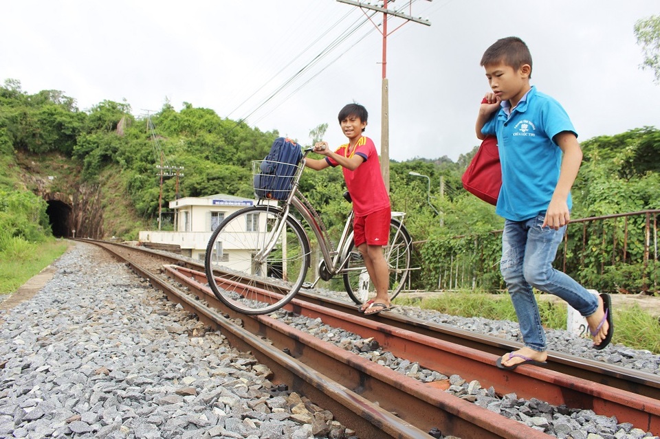 
Ngoài các em đi học bằng thuyền thì cũng có nhiều em gia đình không có thuyền nên chui hầm tàu hỏa này để đi qua cầu sắt sông Cái để đến trường. Tình trạng này diễn ra sau khi cầu gỗ Phú Kiểng (xã Vĩnh Ngọc) bị cuốn trôi trong đợt mưa lũ hồi đầu tháng 11. Ông Hồ Văn An, cán bộ gác cầu sắt sông Cái - Nha Trang, cho biết, quy định ngành Đường sắt nghiêm cấm người dân chui qua hầm vì rất nguy hiểm

