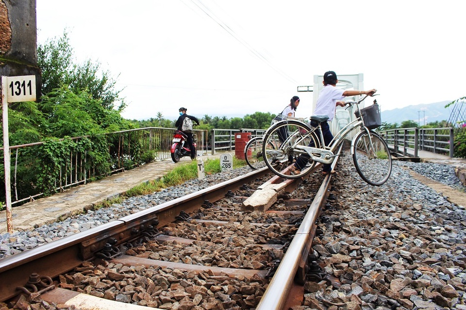 
Ông Hồ Văn An, cán bộ gác cầu sắt sông Cái - Nha Trang, cho biết, mong muốn sớm có giải pháp để không còn tình trạng học sinh chui hầm tàu hỏa đến trường. Theo ông, hiện nay sau khi du lịch mở đường đi tắt, học sinh đã không còn chui hầm tàu hỏa nhưng cũng có trường hợp các em đi học thêm về muộn, đường tắt bị khóa nên không còn cách nào khác là chui hầm
