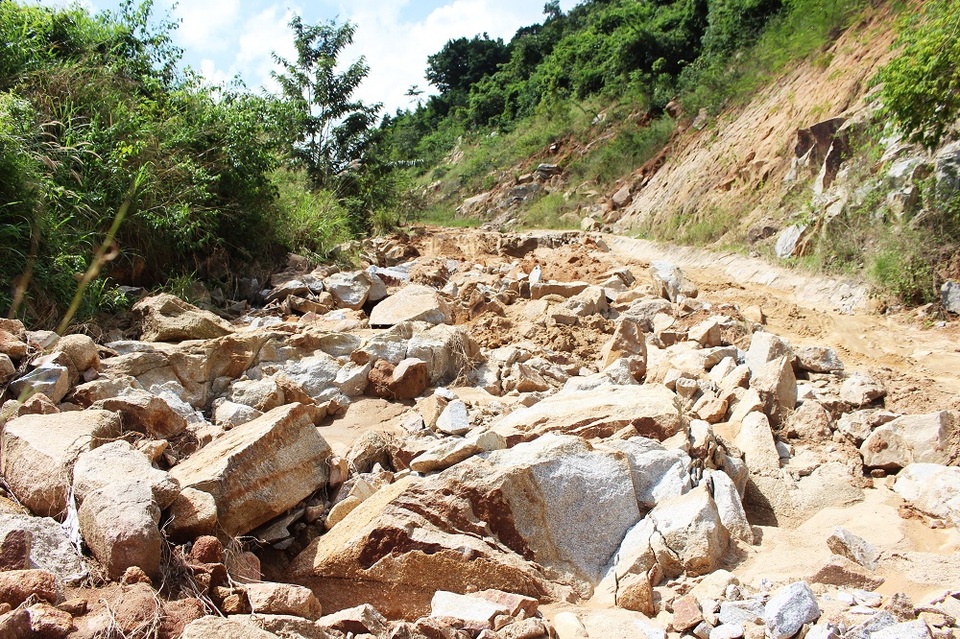 Theo người dân, không ít trường hợp người dân đi xe máy bị ngã, hư hỏng xe cộ do đường quá xấu trong khi nhu cầu đi lại, chuyên chở nông sản không thể dừng lại