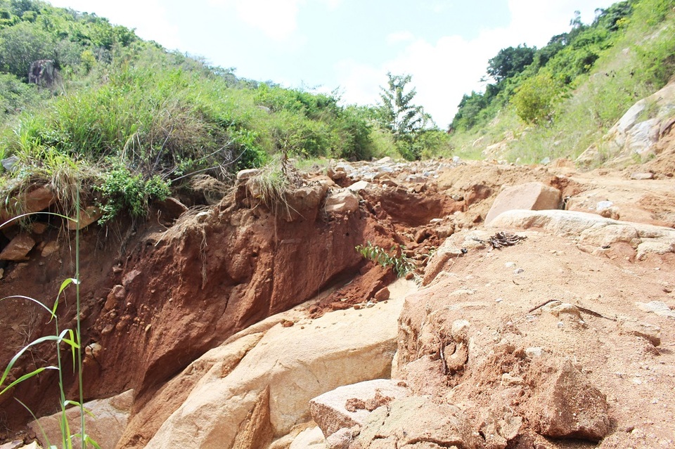 Theo quan sát của PV Dân trí vào những ngày gần đây, đoạn đường bị xói lở dài khoảng 1km khiến việc chuyên chở hàng hóa, nông sản của người dân bị ảnh hưởng nghiêm trọng