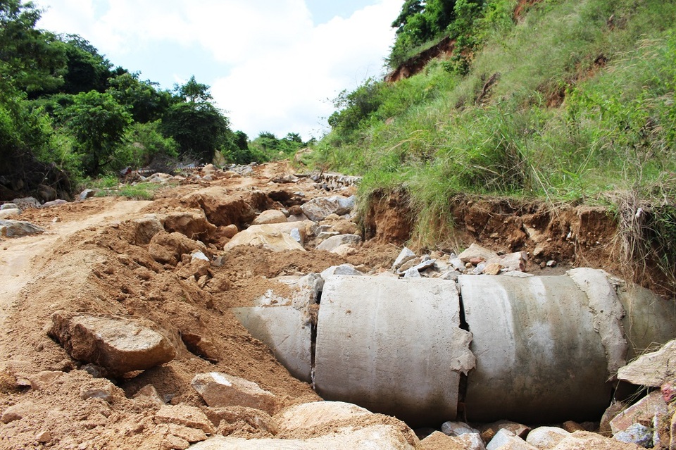 Cống thoát nước bị hư hỏng, lộ thiên trên đường lên khu sản xuất Hố Mây. Theo UBND xã Cam Hiệp Bắc (huyện Cam Lâm), hiện đã thống kế thiệt hại và báo cáo UBND huyện để xin kinh phí sửa chữa