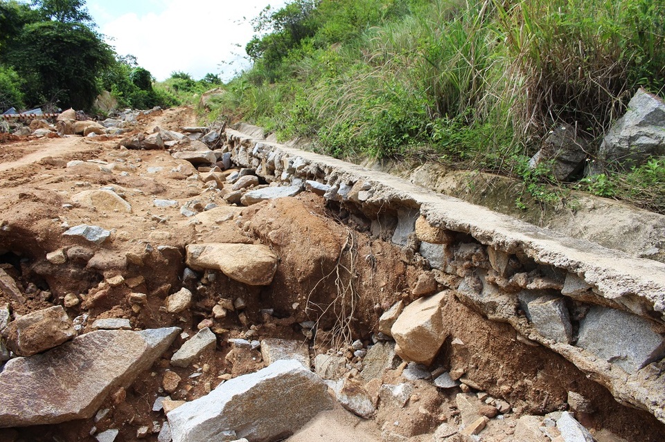 Mương thoát nước bị bong tróc, hở hàm ếch do mưa lũ. Theo người dân, khi mới bị xói lở, người dân chỉ đi bộ hoặc đi xe máy thì 2-3 người đẩy