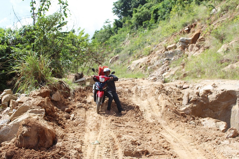 Do đường bị hư hại nghiêm trọng, ông Phạm Duy Linh (50 tuổi, thị trấn Cam Đức, huyện Cam Lâm) đi xe máy rất chậm, có những đoạn ông phải dắt và gần như ngã chúi do dốc, đá gồ ghề