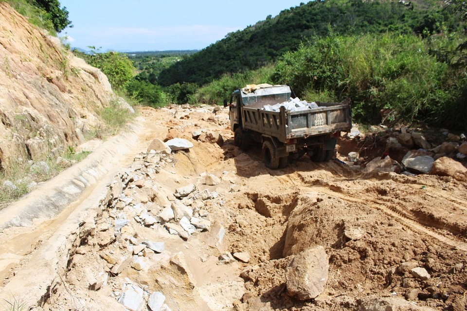 Tài xế Trần Minh Duy (25 tuổi, xã Cam Hiệp Bắc, Cam Lâm) lái xe tải chở đá từ trên khu sản xuất Hố Mây xuống. Tôi như nín thở khi lái xe qua đoạn đường này. Tôi lo suốt buổi sáng chứ không phải đến bây giờ nhưng vì mưu sinh tôi phải làm, anh Duy thở phào nhẹ nhõm sau giây phút căng thẳng băng qua đoạn đường tử thần.