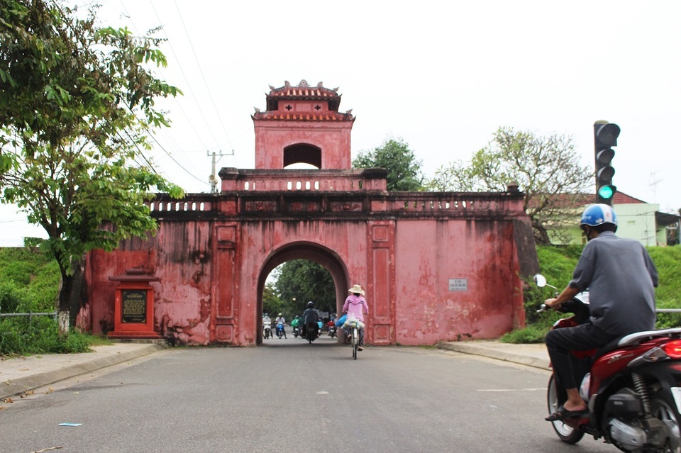 Năm 1792, quân Nguyễn Ánh chiếm được 2 phủ Diên Khánh và Bình Khang (đất Nam Trung Bộ ngày nay). Nhận thấy đây là vùng đất chiến lược, giao thông thủy - bộ từ Bắc vào Nam thuận lợi, gần cửa biển Nha Trang, nên năm 1793, Nguyễn Ánh cho xây dựng thành Diên Khánh làm căn cứ quân sự chiến đấu lâu dài với quân Tây Sơn