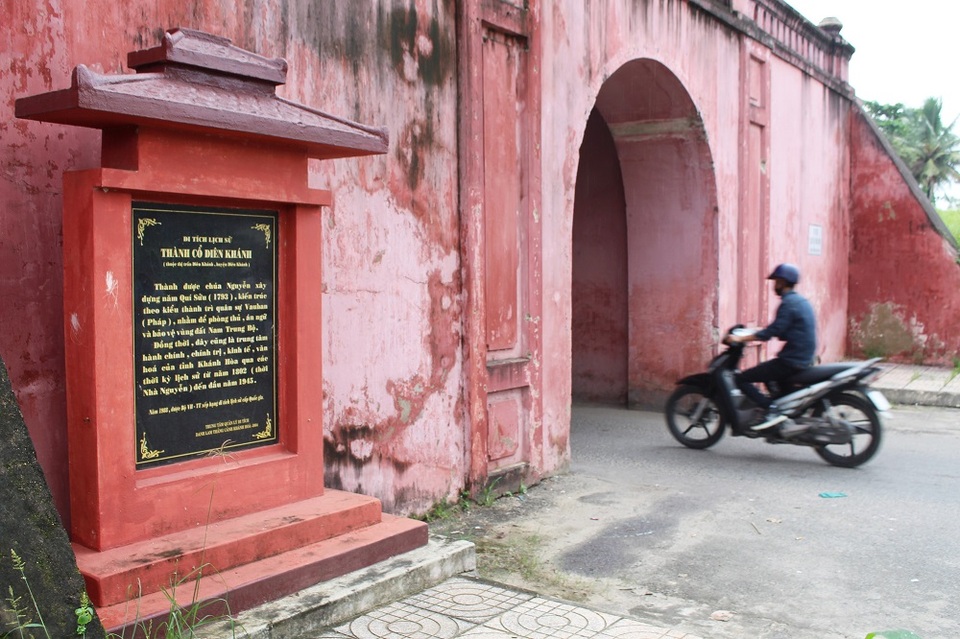 Cổng thành không có hoa văn trang trí cầu kỳ mà chỉ ghi tên từng cổng bằng chữ Hán: Đông môn, Tây môn, Tiền môn, Hậu môn. Nối liền 4 cổng là hệ thống tường thành đắp bằng đất thoai thoải phía bên trong, hơi thẳng đứng phía bên ngoài. Phía ngoài là hệ thống hào sâu. Các góc thành được đắp nhô ra ngoài để dễ dàng quan sát, có ụ đất cao để đặt súng đại bác, gọi là pháo đài góc - một đặc điểm nổi bật của kiến trúc quân sự Vauban (Pháp)