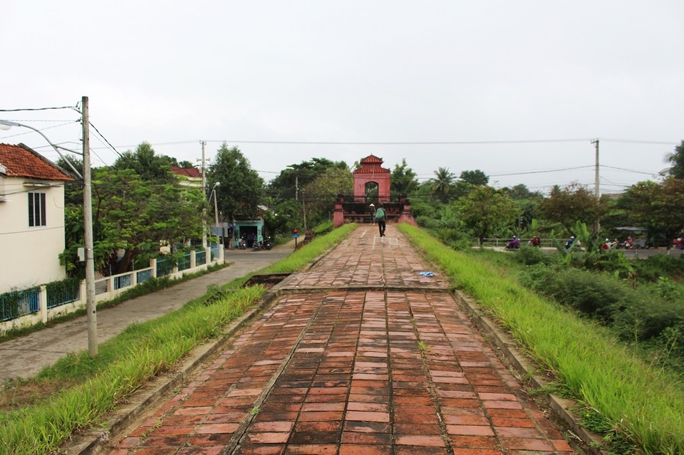 Theo sử sách, thành Diên Khánh được đắp bằng đất, có dạng hình con rùa, chu vi 636 trượng 7 thước 4 tấc, cao 7 thước 5 tấc, mở 4 cửa, hào rộng 4 trượng, sâu 6 thước. Thành do Hoàng tử Cảnh trực tiếp trông coi xây dựng. Thành có diện tích khoảng 3.6000 m2 với 6 đoạn trường thành, được trổ 6 cổng, mỗi cổng đều có vọng lâu để lính canh nhìn được ra xa
