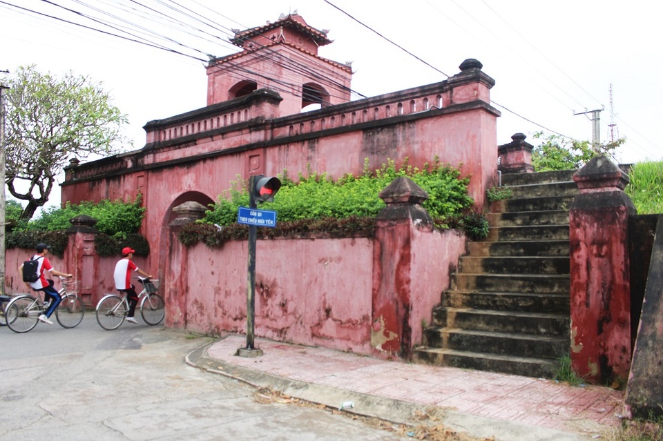 Năm Thiệu Trị thứ 7 (1847), thành được xây dựng bằng gạch. Đến thời Khải Định (1916-1925) các cổng được trùng tu. Năm Minh Mạng thứ 4 (1823) hai cửa tả hữu bị lấp, chỉ còn lại 4 cửa Đông (hình ảnh), Tây, Tiền, Hậu