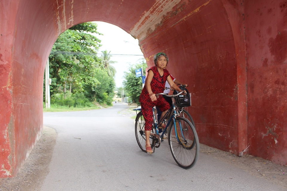 Bốn cổng thành được xây dựng giống nhau bằng gạch nung, trát vôi vữa, tạo thành một hình khối dài khoản 15m. Vòm cuốn ở giữa rộng gần 3m, cao gần 2 mét rưỡi tạo thành lối đi phía dưới