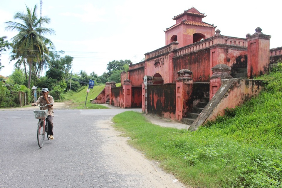Hình ảnh thành Diên Khánh nhìn cửa Tiền. Hai bên các cổng xây bậc cấp để đi lên, phía trên cổng được xây lầu tứ giác, trên cùng là cổ lầu có mái uốn cong lợp ngói âm dương