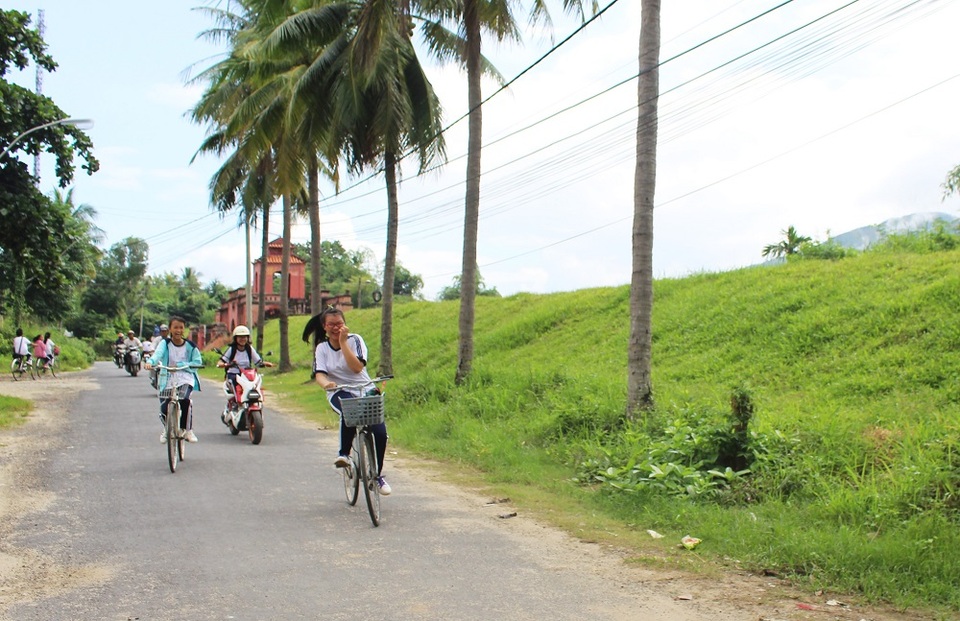 Học sinh huyện Diên Khánh (Khánh Hòa) đi học về bên đoạn thành cổ. Hiện nay, các cơ quan hành chính của huyện Diên Khánh đều đóng ở trong thành cổ này kể từ sau ngày giải phóng miền Nam, thống nhất đất nước (1975)