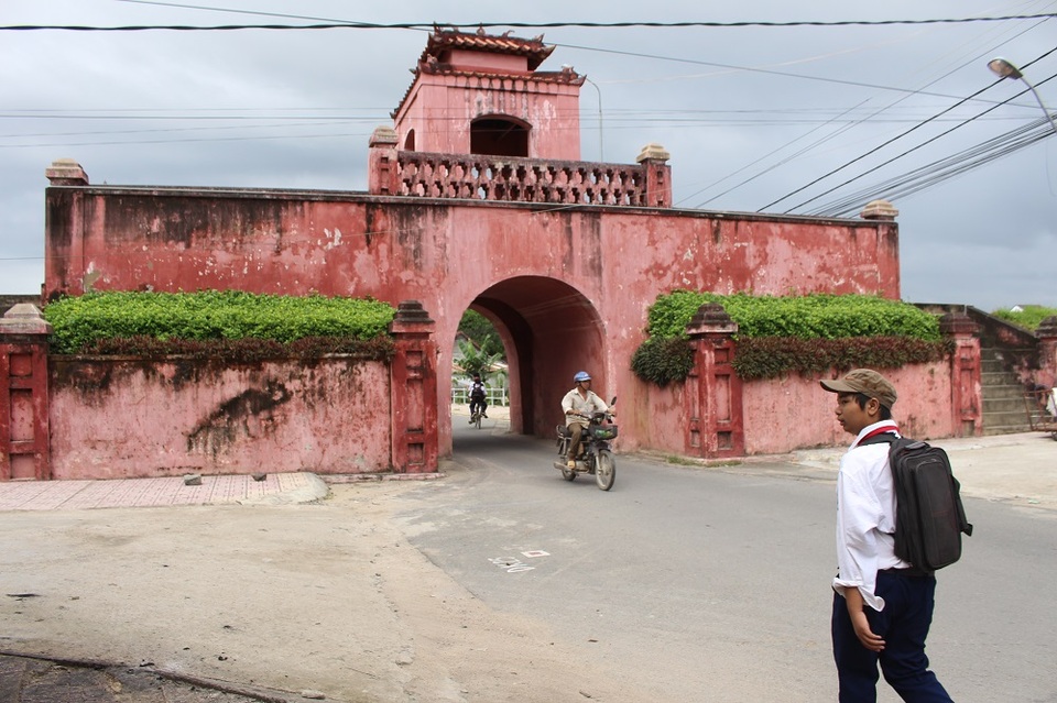 Cửa Tây thành Diên Khánh. Vào đầu những năm 2000, thành Diên Khánh đã được trùng tu, sơn sửa, gia cố lại những nơi bị xuống cấp nghiêm trọng