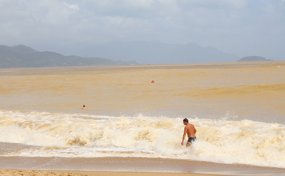 Ngành chức năng TP Nha Trang cho rằng, họ đã cảnh báo, nhắc nhở nhưng một số du khách không nghe, bất chấp bơi ra tắm biển