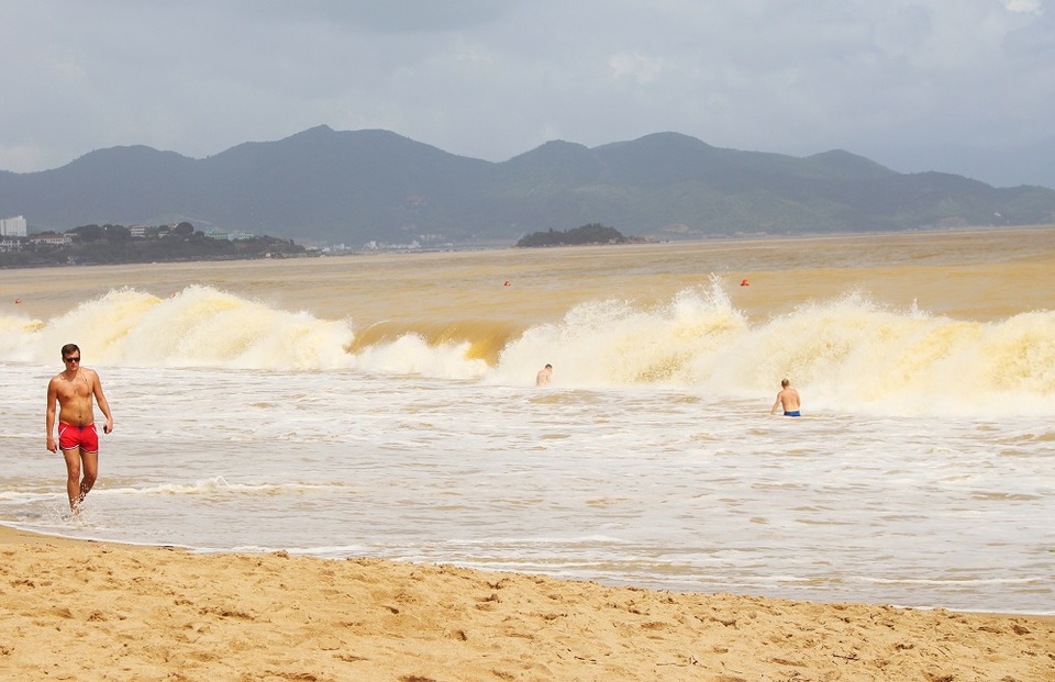 Một nam du khách từng bị tai nạn sóng biển ở Nha Trang kể lại rằng, khi anh đang bơi thì sóng lớn “kéo” lên rồi đập mạnh xuống nền cát. Cú “ném” từ 2-3m xuống bờ cát khiến anh bị chấn thương vai, nhập viện cấp cứu