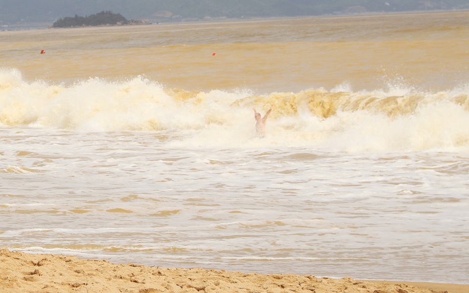 Một du khách tỏ ra rất thích thú với những con sóng lớn. Ở Nha Trang, từng có du khách Nga bị liệt tứ chi do sóng biển đánh gãy cổ