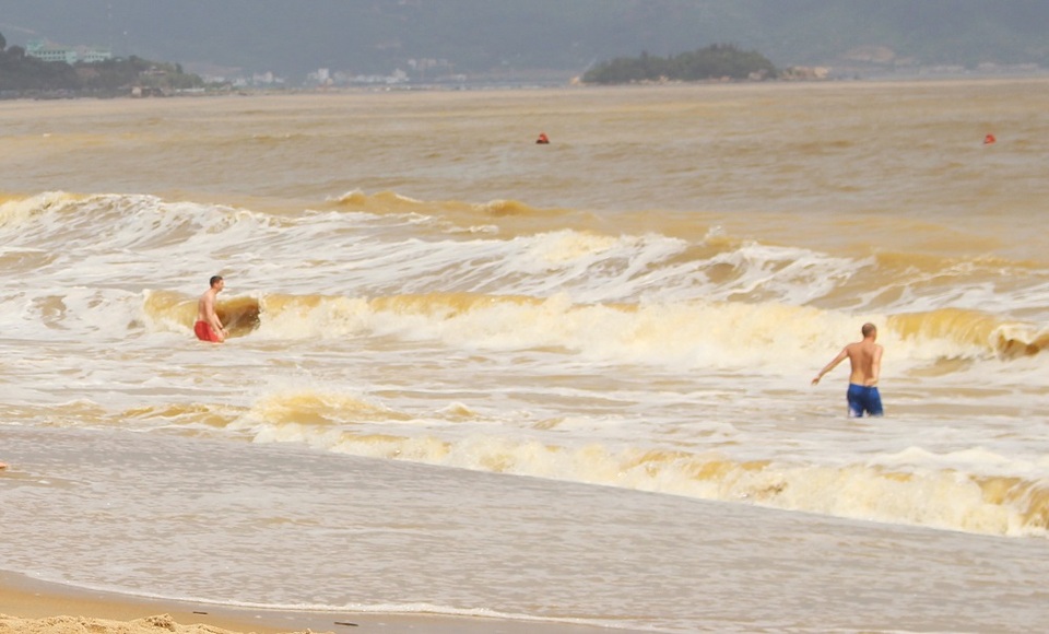 Nha Trang vào đầu tháng 12 nước biển chuyển màu đục vì có mưa lớn kéo dài trong vài ngày qua, kèm nước từ thượng nguồn sông Cái - con sông lớn nhất Khánh Hòa, đổ ra biển