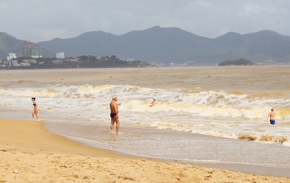 Nhằm đảm bảo an toàn cho du khách, ngoài nỗ lực của lượng lượng cứu hộ bờ biển Nha Trang thì cần có sự cộng tác, phối hợp của các khách sạn dọc bờ biển Nha Trang, đặc biệt là tăng cường giám sát, nhắc nhở du khách mình trong mùa biển động