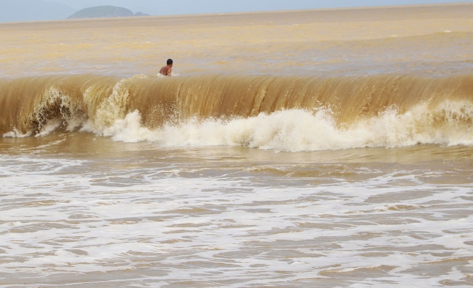 Thế nhưng, trong sáng cùng ngày, du khách nước ngoài ở Nha Trang liều mạng đánh cược mạng sống bên những con sóng dữ mùa biển động